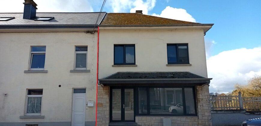 Vaste site exploitable sur plus de 1.880m²