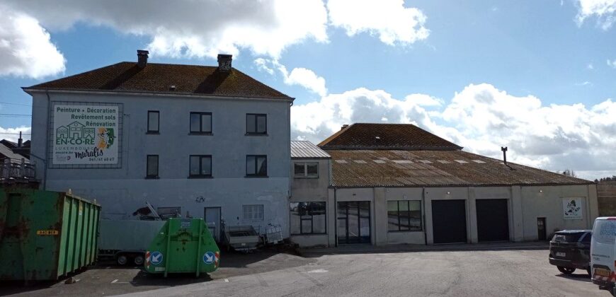 Vaste site exploitable sur plus de 1.880m²