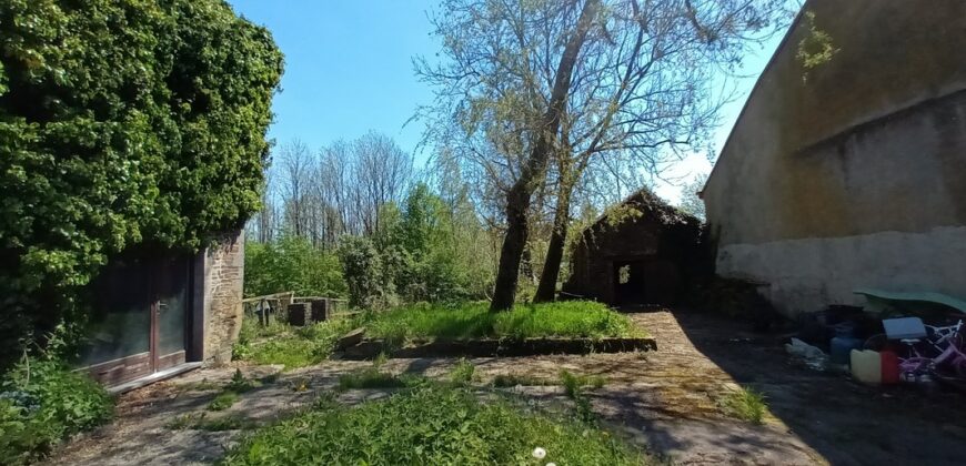 Très grande maison en pierres du pays.