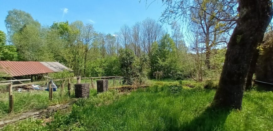 Très grande maison en pierres du pays.