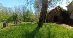 Très grande maison en pierres du pays.