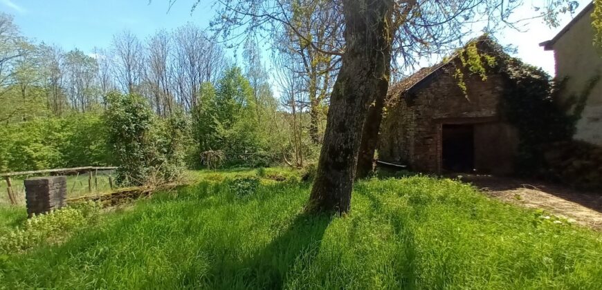 Très grande maison en pierres du pays.