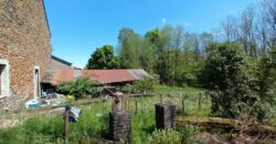 Très grande maison en pierres du pays.