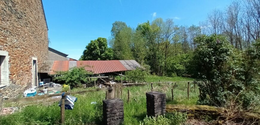 Très grande maison en pierres du pays.