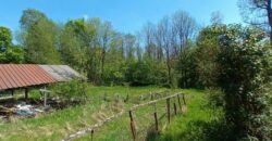 Très grande maison en pierres du pays.