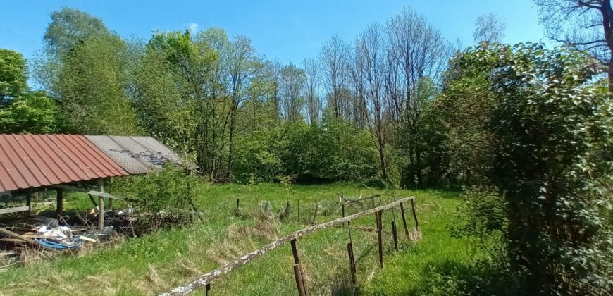 Très grande maison en pierres du pays.