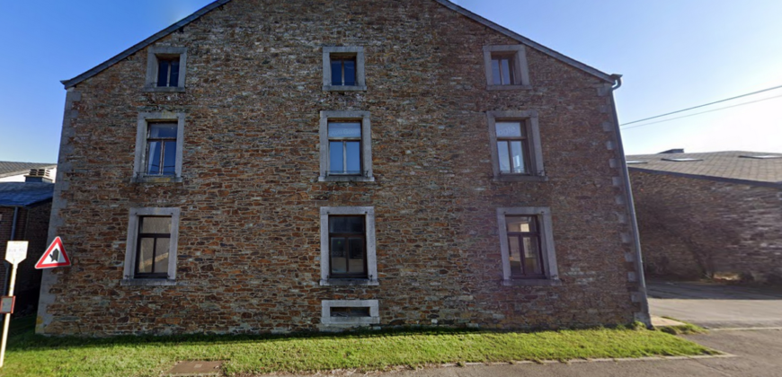 Très grande maison en pierres du pays.