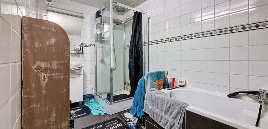 Avis aux investisseurs, deux maisons sur un terrain de plus de 1600m²