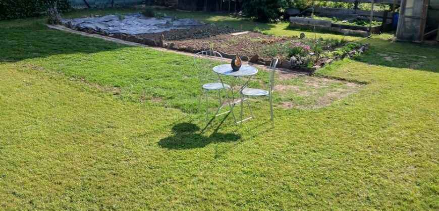 Avis aux investisseurs, deux maisons sur un terrain de plus de 1600m²