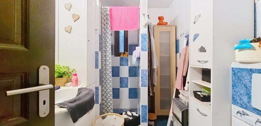 Avis aux investisseurs, deux maisons sur un terrain de plus de 1600m²