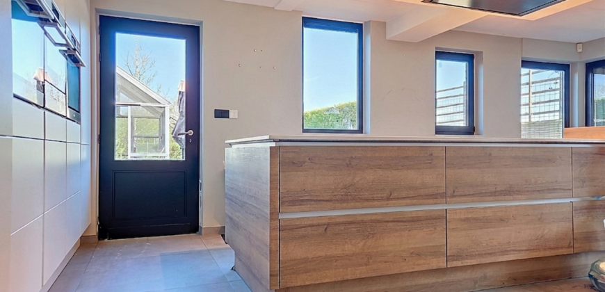 Superbe villa 5 chambres avec piscine sur un terrain de plus de 3.000m²